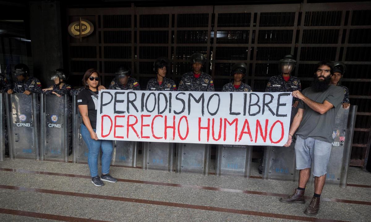 Advierten que el periodismo libre ha perdido espacio en Latinoamérica 1 Trabajadores de la prensa participan de una manifestación contra agresiones a periodistas, fotógrafos y camarógrafos, en febrero de 2020, frente al Ministerio Público en Caracas (Venezuela). EFE/Rayner Peña R./Archivo