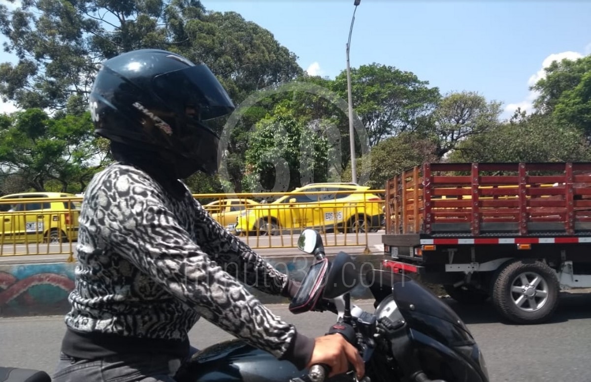 Fotos y video: Así avanza la marcha de taxistas en Medellín en rechazo a proyecto de ley y reforma tributaria 6 TAXIS1