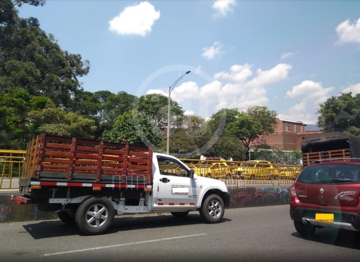 Fotos y video: Así avanza la marcha de taxistas en Medellín en rechazo a proyecto de ley y reforma tributaria 5 TAXIS2