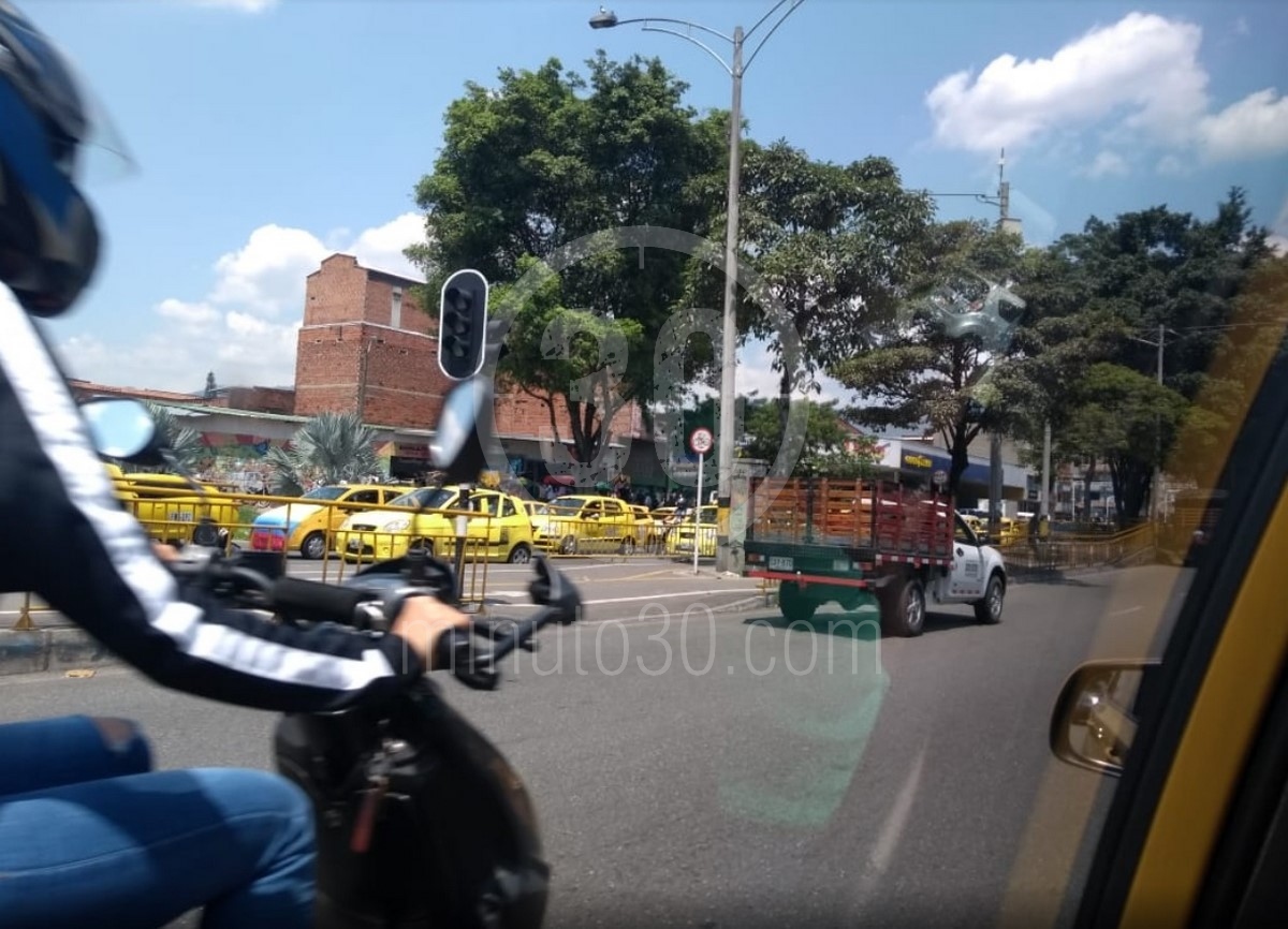 Fotos y video: Así avanza la marcha de taxistas en Medellín en rechazo a proyecto de ley y reforma tributaria 4 TAXIS3