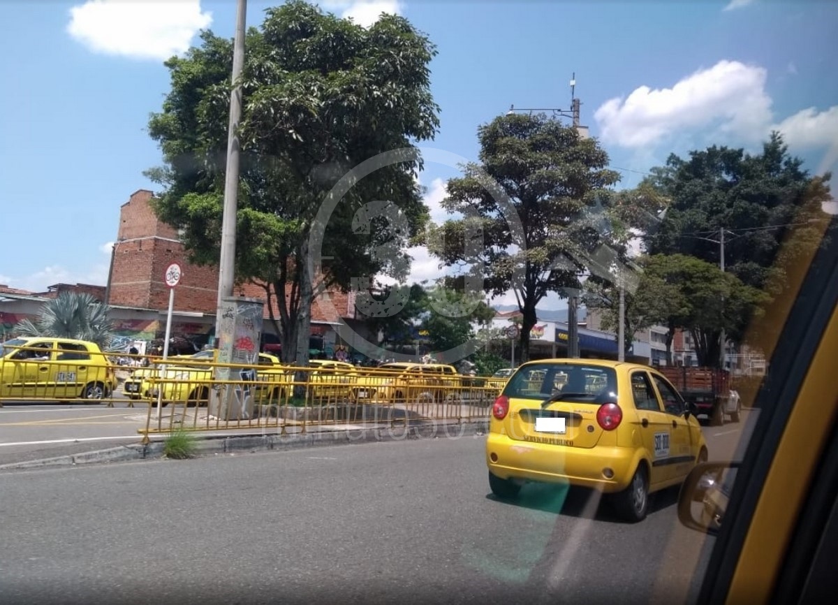 Fotos y video: Así avanza la marcha de taxistas en Medellín en rechazo a proyecto de ley y reforma tributaria 3 TAXIS4