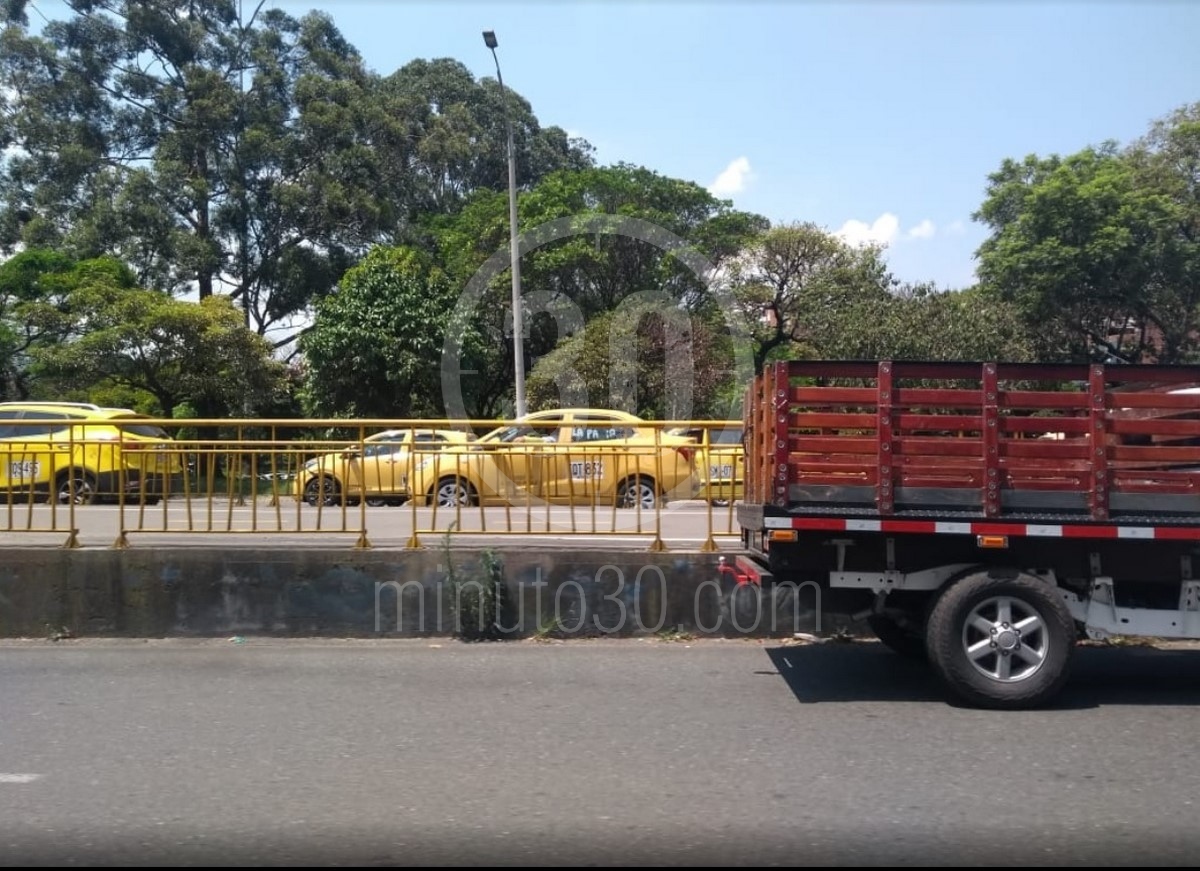 Fotos y video: Así avanza la marcha de taxistas en Medellín en rechazo a proyecto de ley y reforma tributaria 2 TAXIS5