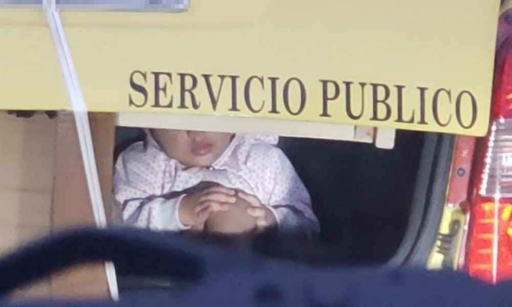 [Video] ¡Irresponsable! En Medellín un taxista transportaba un niño en el baúl