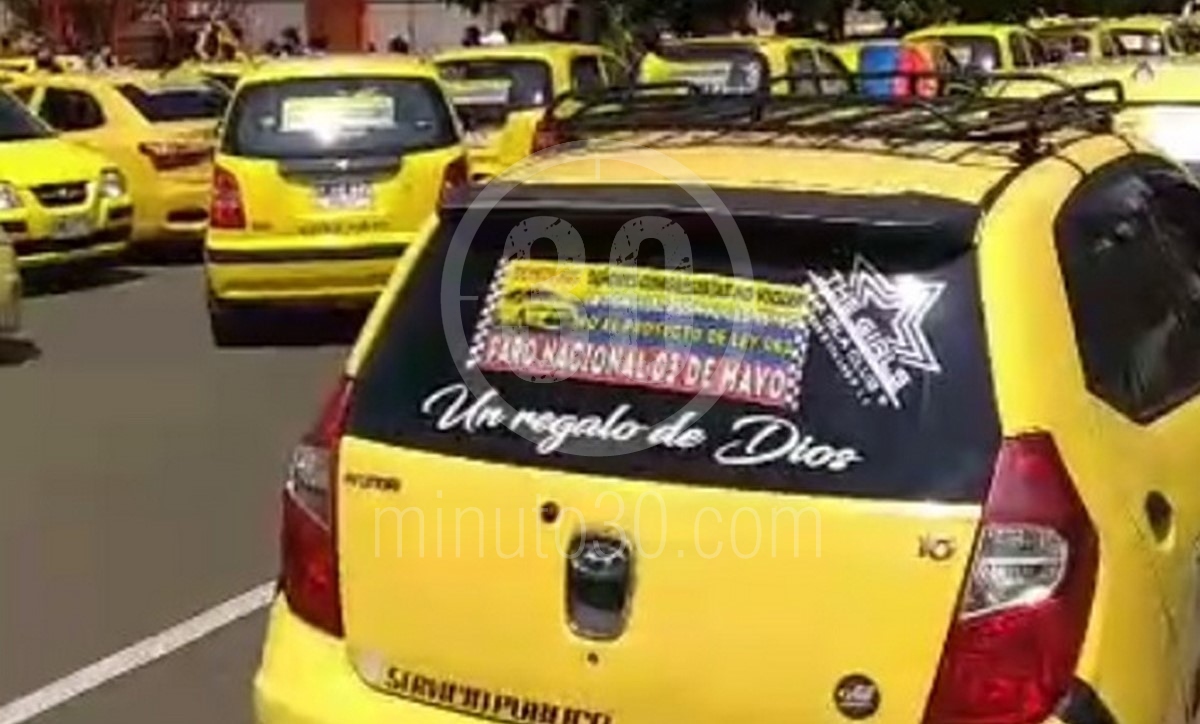 Fotos y video: Así avanza la marcha de taxistas en Medellín en rechazo a proyecto de ley y reforma tributaria 1 Movilización de taxistas en Medellín
