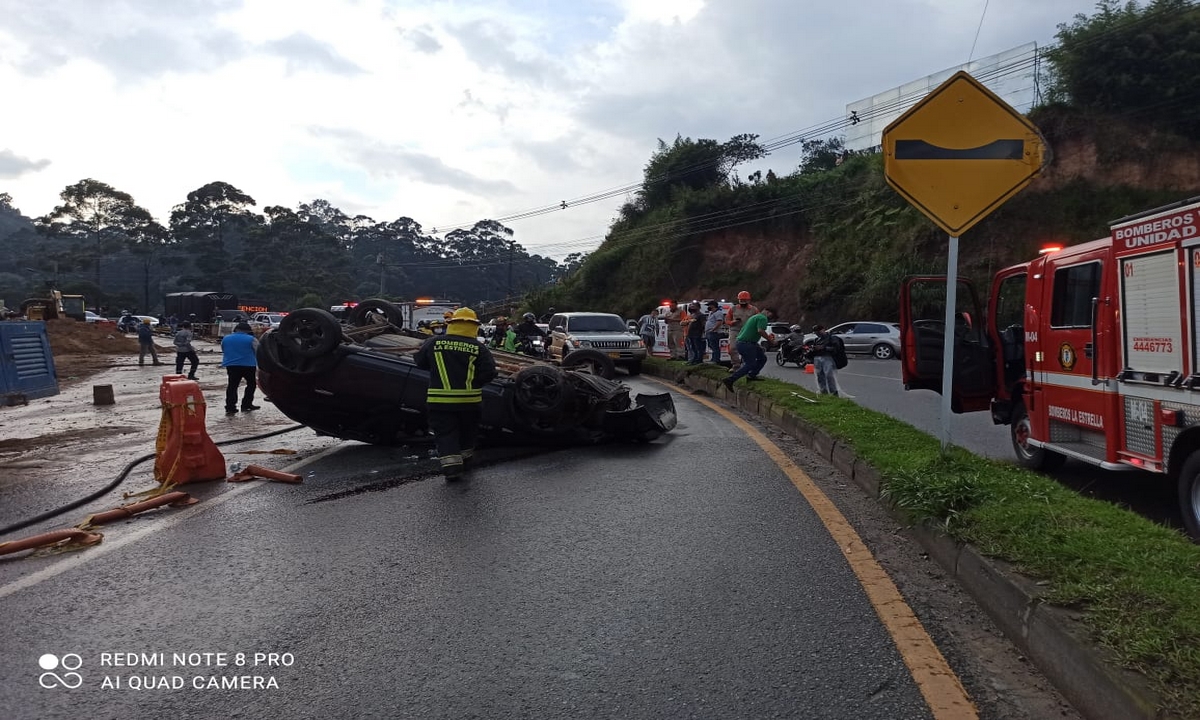 VIDEO: En la variante La Estrella-Caldas vehículo perdió el control y se volcó 1 La Estrella-Caldas