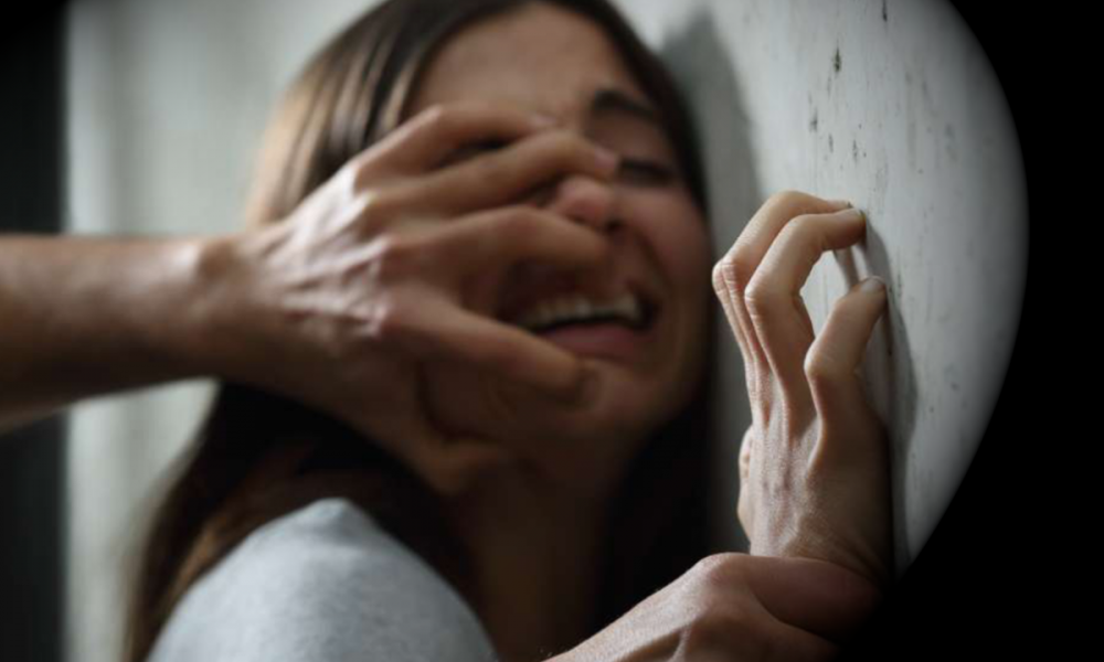 Cárcel para tres personas que habrían golpeado a una mujer lesbiana y a un hombre que la defendió