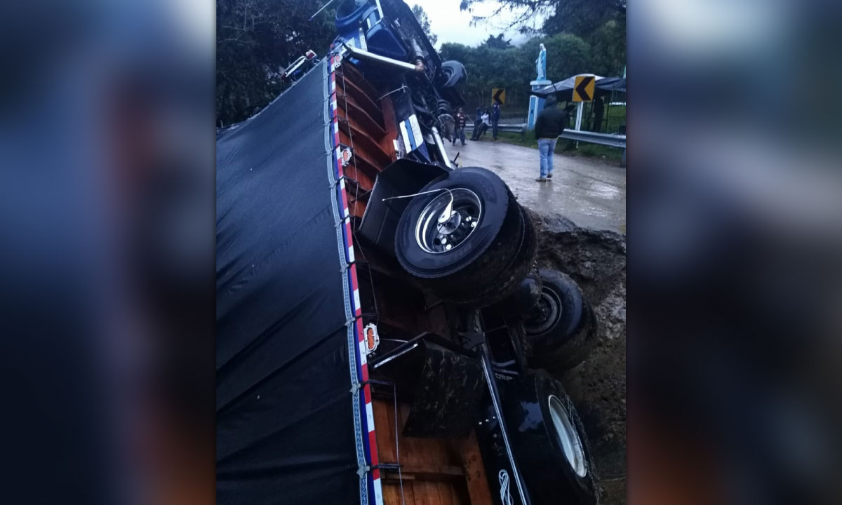 EN FOTOS: ¡Uy que susto! En sonsón camión terminó semivolcado porque el terreno cedió 1 Sonsón