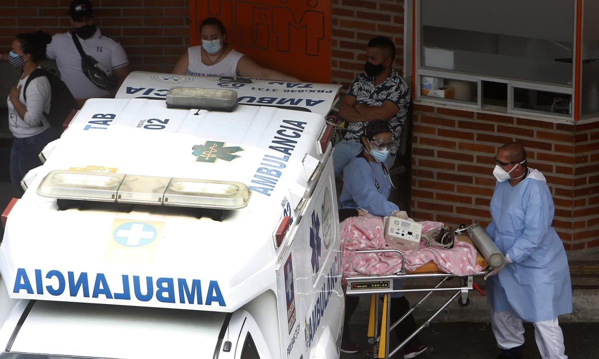 Colombia marca récord de muertes, con 465 fallecidos 1 Personal sanitario transporta un paciente, el 7 de abril de 2021, en el Hospital General de Medellín (Colombia). EFE/ Luis Eduardo Noriega A.