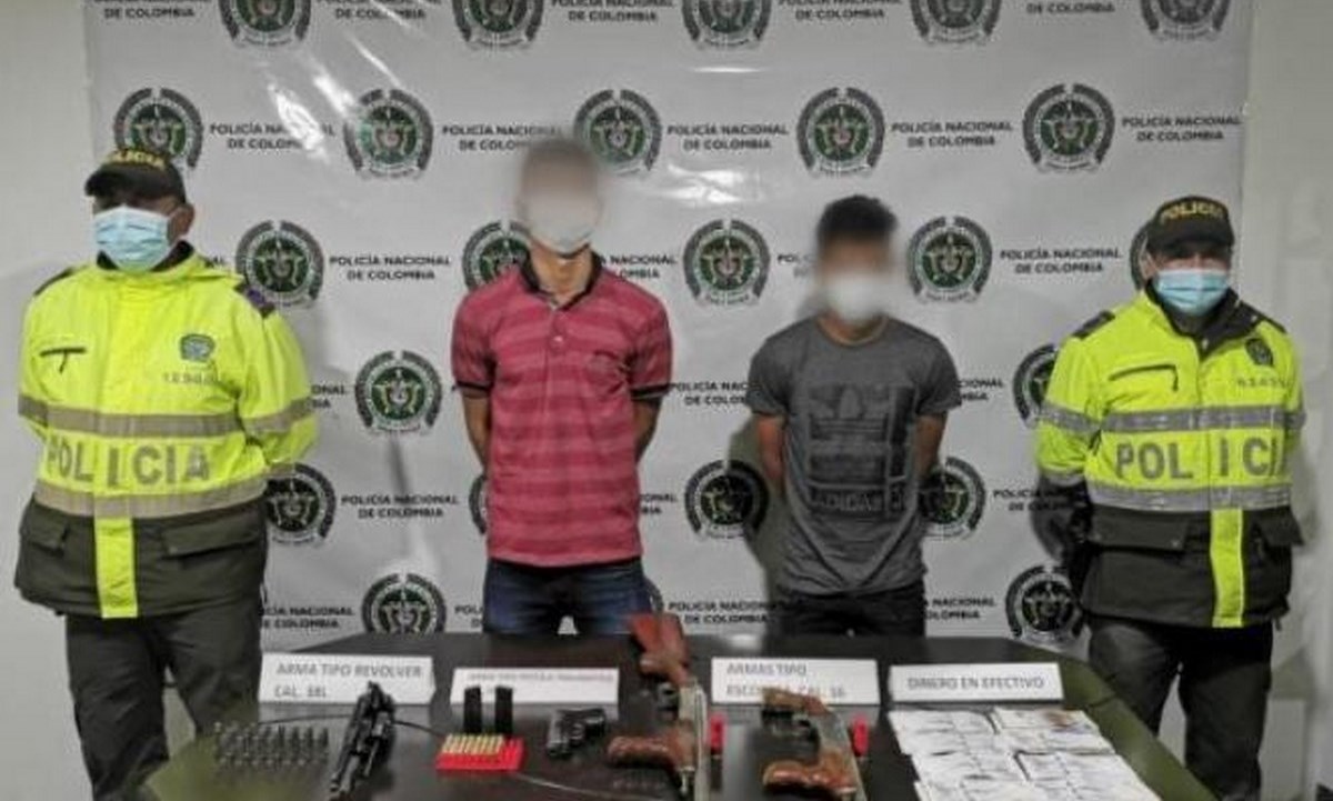 Los 'agarraron' tras hurtar un carro y casi $10 millones, tenían una escopeta y un revólver 1 apturados dinero robo camioneta