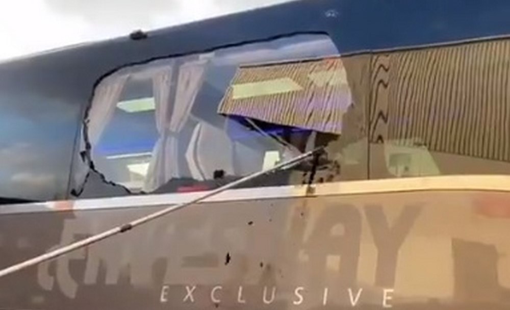 Fotos y videos. Atacan el bus del Real Madrid a su llegada a Anfield 1 atacan bus del real madrid