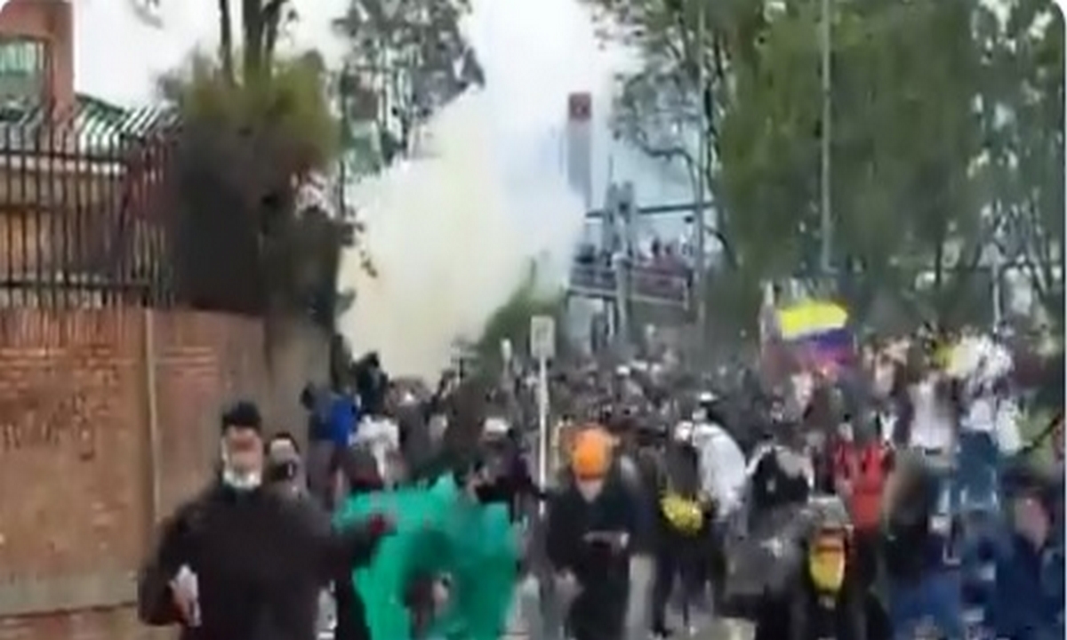 VIDEO: Ni los medios se salvaron: Intentaron ingresar a la fuerza a las instalaciones del Canal RCN en Bogotá 1 Canal RCN-disturbios
