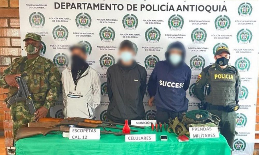 Capturados con escopetas, munición y uniformes militares