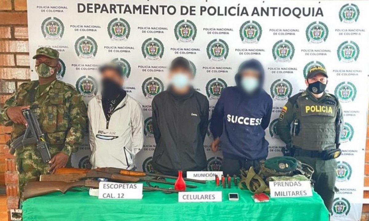 Los cogieron con escopetas, munición y uniformes de uso privativo de fuerzas militares 1 Capturados con escopetas, munición y uniformes militares
