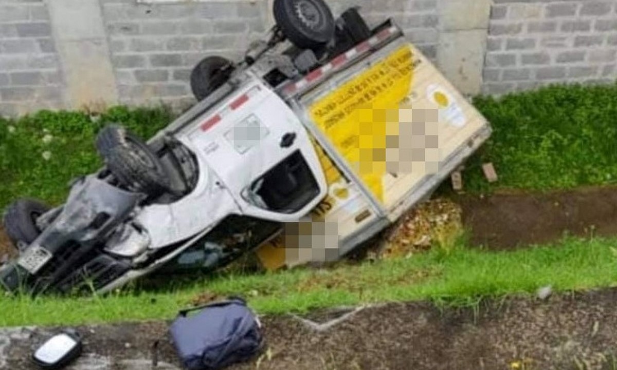 Furgón que llevaba huevos se rodó por una ladera en Manizales 1 Furgón que llevaba huevos se rodó por ladera en Manizales