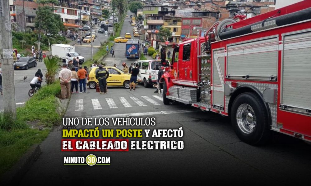 ¡No alcanzaron a frenar! Un taxi y un vehículo transportador de alimentos chocaron