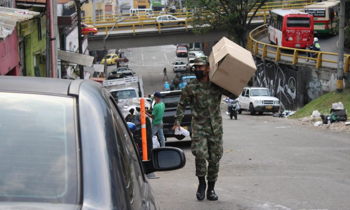 ¡Gran gesto! Ejército entregó tapabocas y alimentos a población vulnerable en el Valle de Aburrá 19 ¡Gran gesto! Ejército entregó tapabocas y alimentos a población vulnerable en el Valle de Aburrá