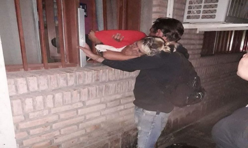 embarazada-robar-atorada-reja