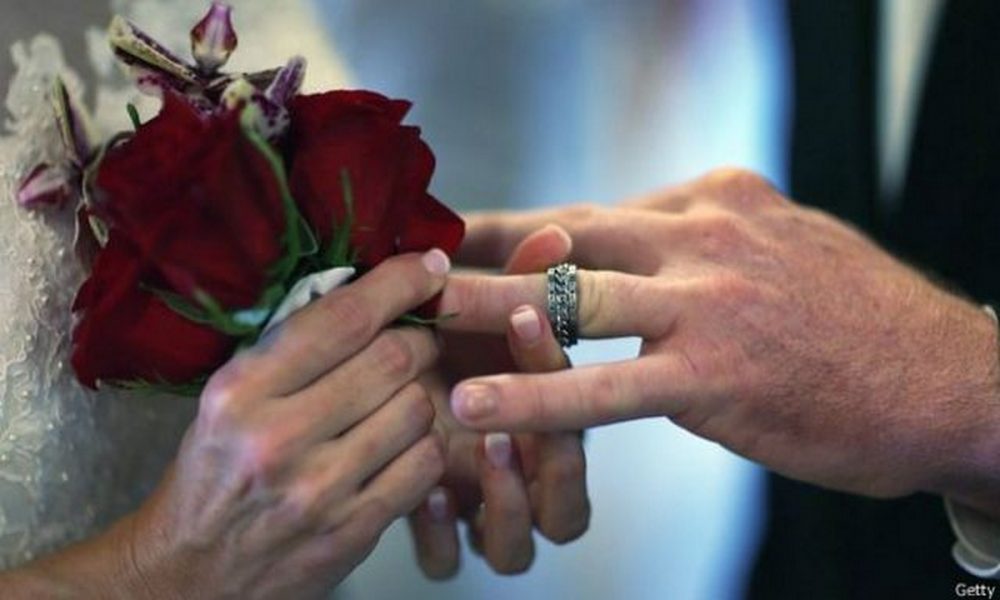empleado-se caso cuatro veces y se divorcio tres