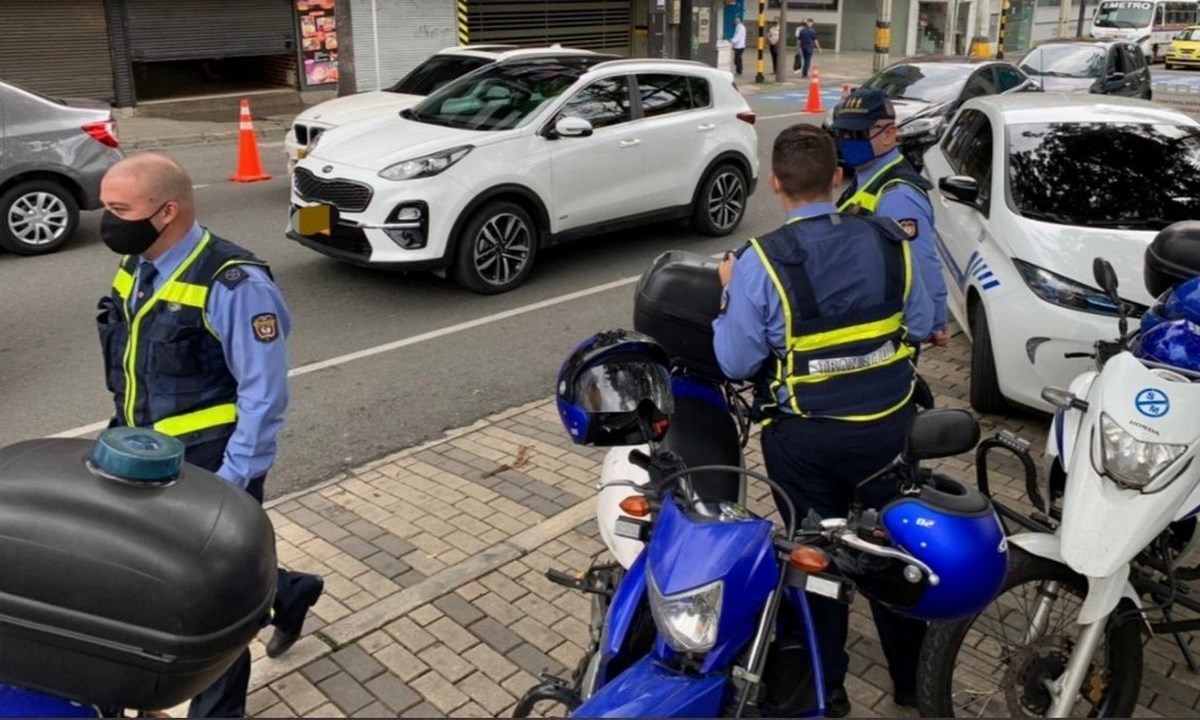 FOTOS. En Envigado impusieron casi 80 comparendo y se llevaron a 16 personas para el CTP por incumplir toque de queda 1 envigado toque queda