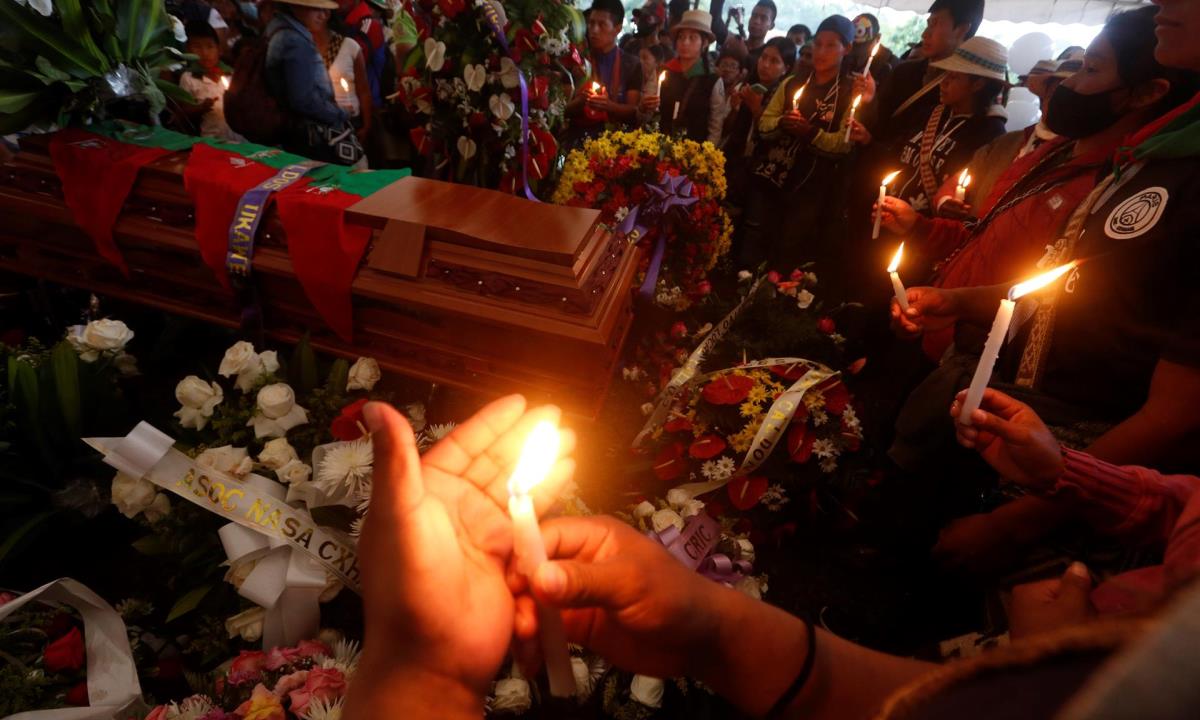 Indígenas rinden homenaje durante el entierro de la gobernadora indígena Sandra Liliana Peña Chocúe hoy, en Caldono (Colombia). EFE/ Ernesto Guzmán Jr