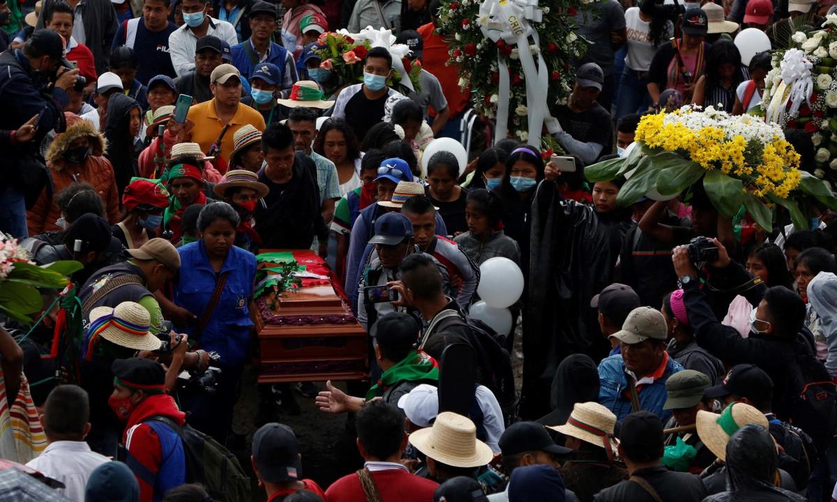 Miles de personas "siembran" cuerpo de líder indígena asesinada en Colombia 1 Indígenas rinden homenaje durante el entierro de la gobernadora indígena Sandra Liliana Peña Chocúe hoy, en Caldono (Colombia). EFE/ Ernesto Guzmán Jr
