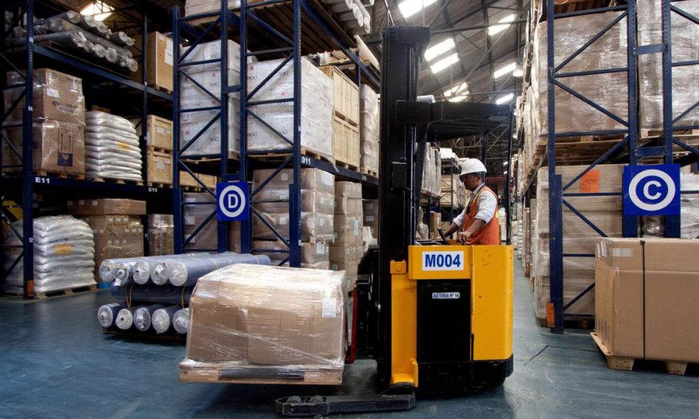 Un operario almacena mercancía en una bodega en la Sociedad Portuaria de Cartagena de Indias, norte de Colombia. EFE/RICARDO MALDONADO ROZO/Archivo