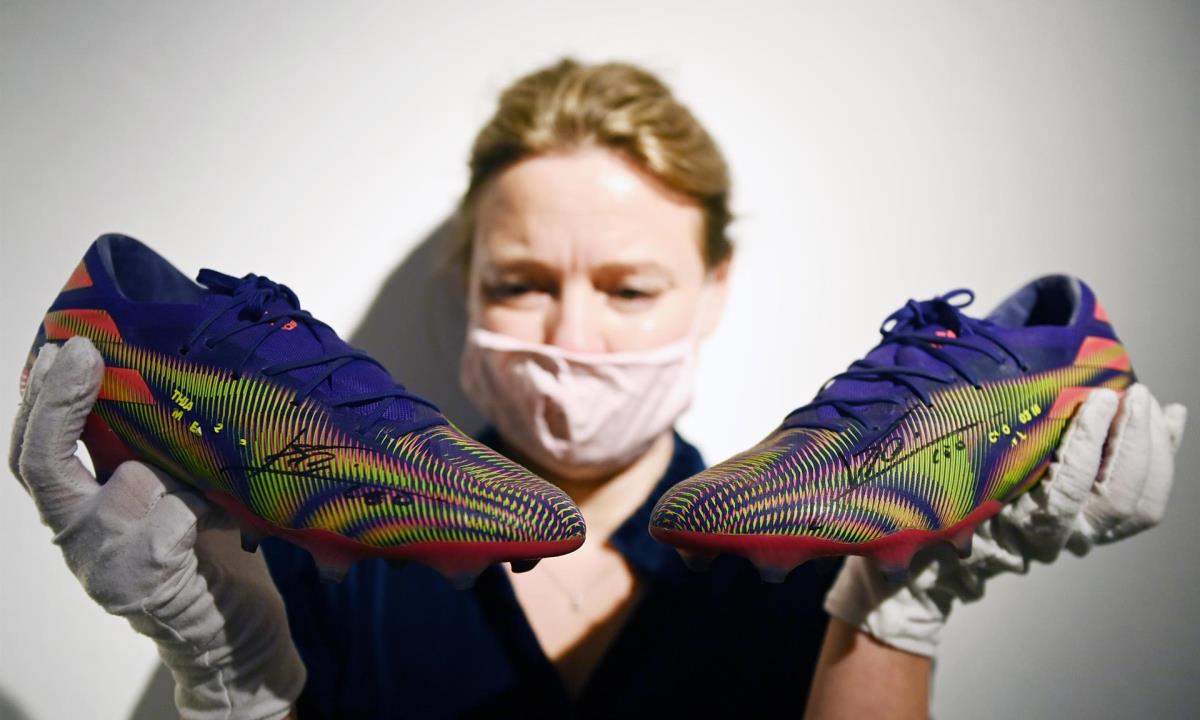 Subastan la bota con la que Messi superó el récord de Pelé 1 messi