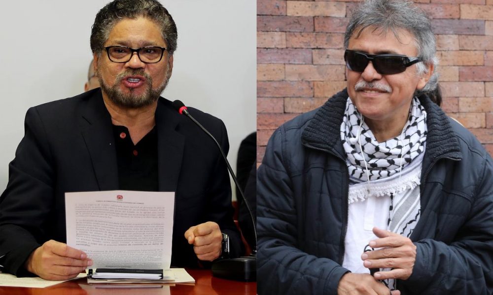 Combo de fotografías de archivo que muestran al exnegociador de paz de la antigua guerrilla de las FARC Luciano Marín, alias "Iván Márquez" (i), y Seuxis Paucias Hernández, alias "Jesús Santrich", en Bogotá (Colombia). EFE/Archivo