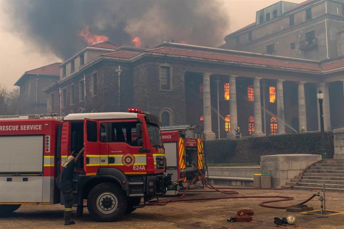 FOTOS Y VIDEO: Así se vio el incendio que destruyó edificios de la histórica Universidad de Ciudad del Cabo 3 incendio ciudad del cabo1