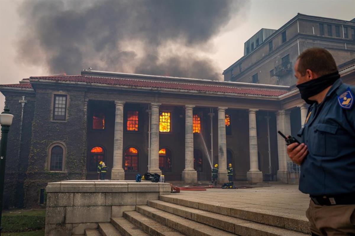 FOTOS Y VIDEO: Así se vio el incendio que destruyó edificios de la histórica Universidad de Ciudad del Cabo 2 incendio ciudad del cabo2