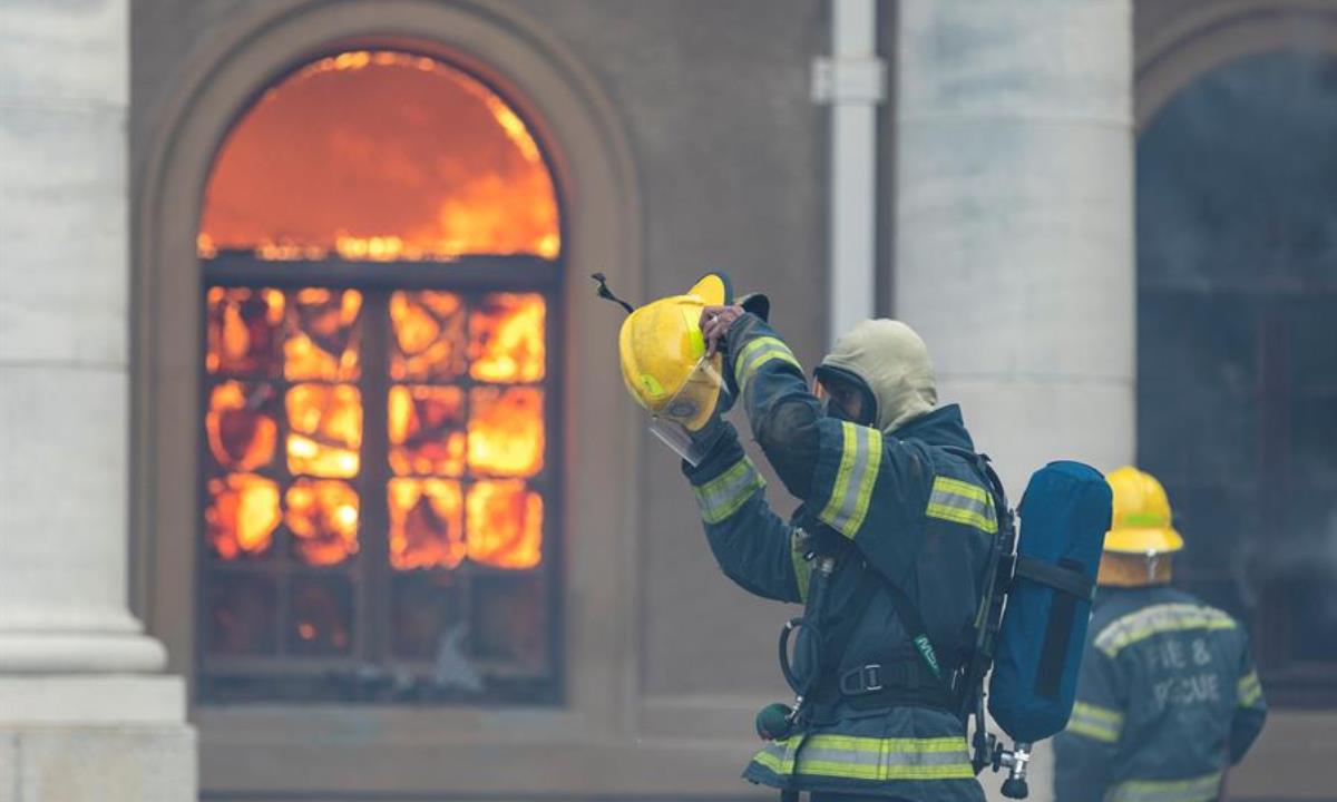 FOTOS Y VIDEO: Así se vio el incendio que destruyó edificios de la histórica Universidad de Ciudad del Cabo 1 incendio ciudad del cabo