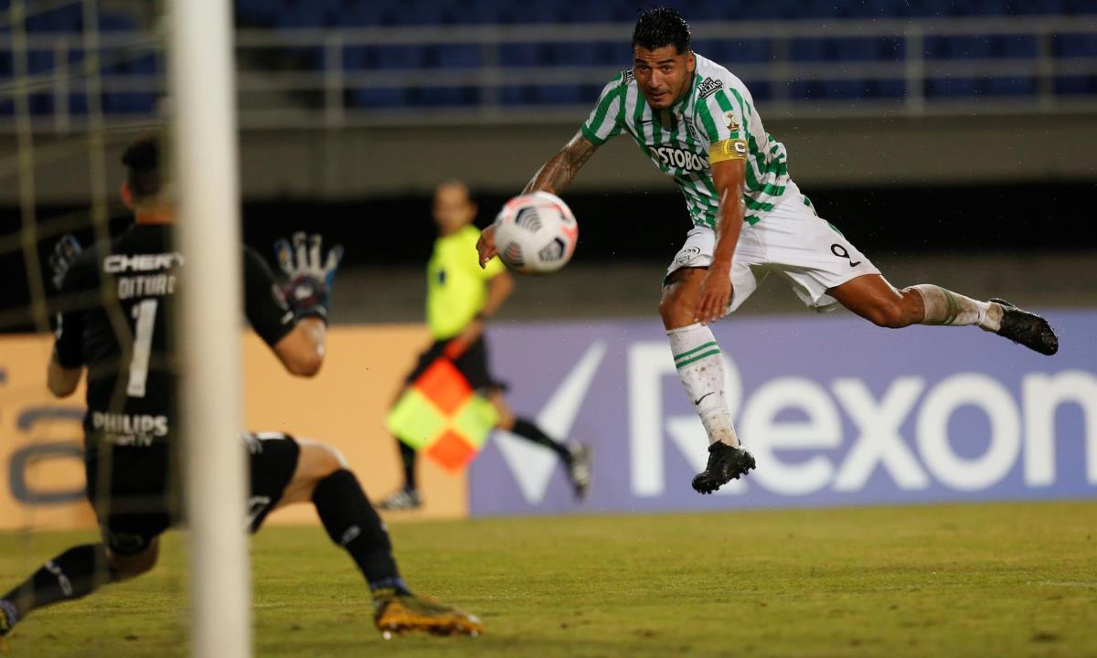 Jefferson Duque, delantero del Nacional de Colombia, fue registrado este jueves al anotarle un gol la Universidad Católica de Chile, durante un partido del Grupo F de la Copa Libertadores, en el estadio Hernán Ramírez Villegas de Pereira (Colombia). EFE/Ernesto Guzmán