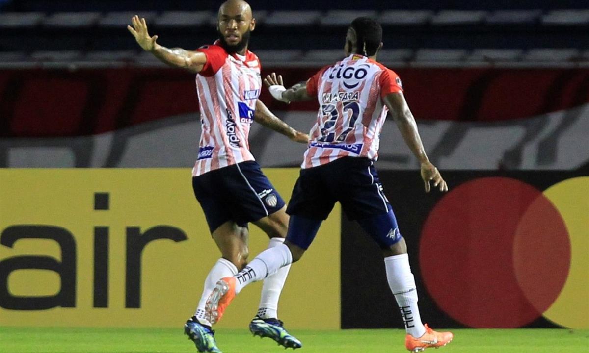 Fredy Hinestroza (i), del Junior de Colombia, fue registrado este jueves al celebrar un gol que le anotó al también colombiano Santa Fe, durante un partido del grupo D de la Copa Libertadores, en el estadio Metropolitano de Barranquilla (Colombia). EFE/Ricardo Maldonado