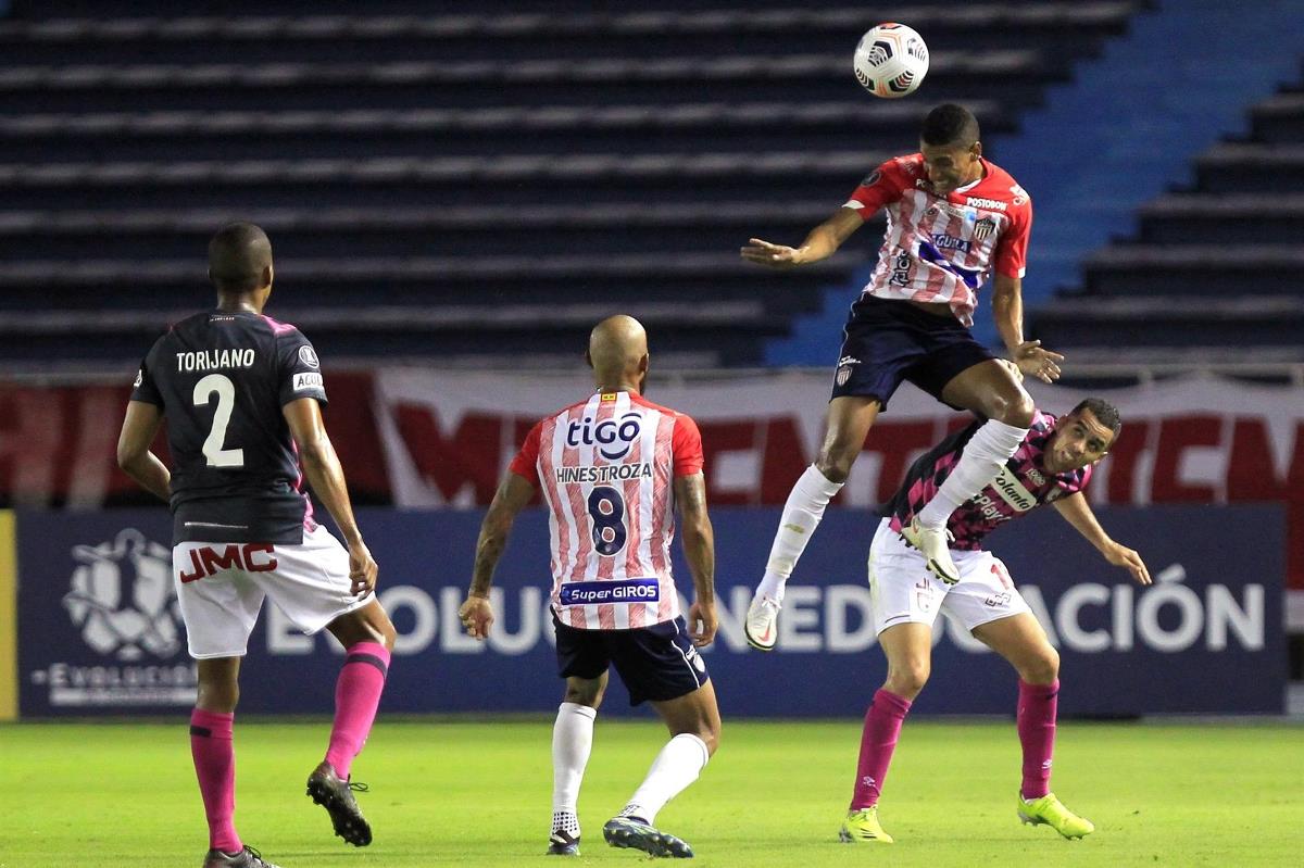 Gabriel Fuentes (arriba), del Junior de Colombia, fue registrado este jueves al rechazar un balón, durante un partido del grupo D de la Copa Libertadores, contra el también colombiano Santa Fe, en el estadio Metropolitano de Barranquilla (Colombia). EFE/Ricardo Maldonado