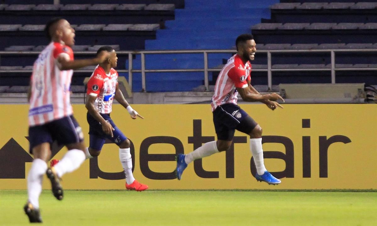 Junior y Santa Fe, el duelo colombiano en el grupo D de la Copa Libertadores 1 En la imagen, el jugador Miguel Ángel Borja (d), de Junior. EFE/Ricardo Maldonado/Archivo