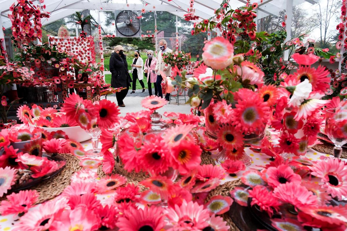 FOTOS Y VIDEO: Las flores y lunares de Kusama dan un soplo de vida al Nueva York pandémico 2 kusama