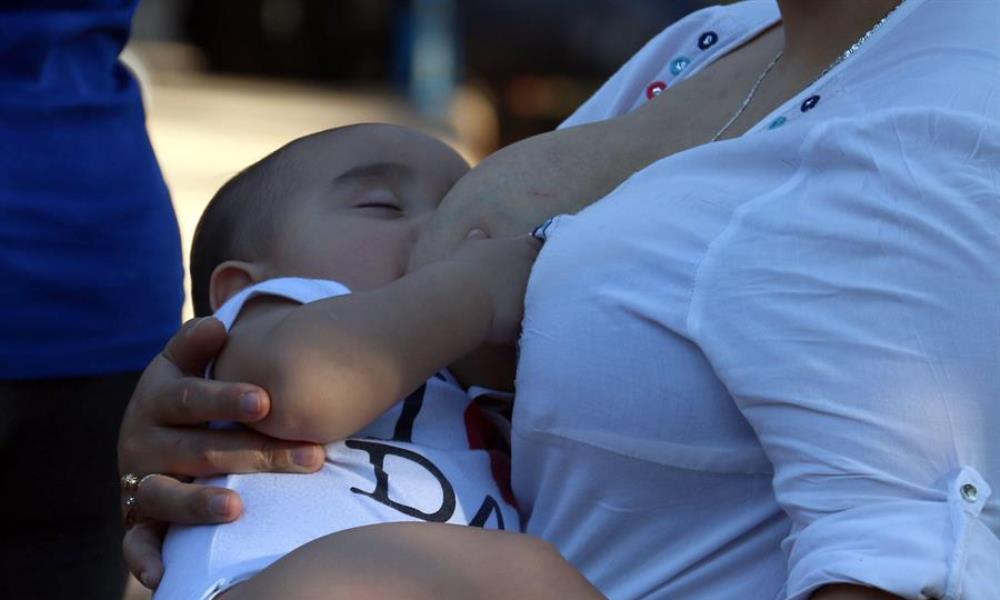 Las madres lactantes vacunadas con Pfizer transmiten anticuerpos a sus hijos 1 vacuna pfizer madres lactantes