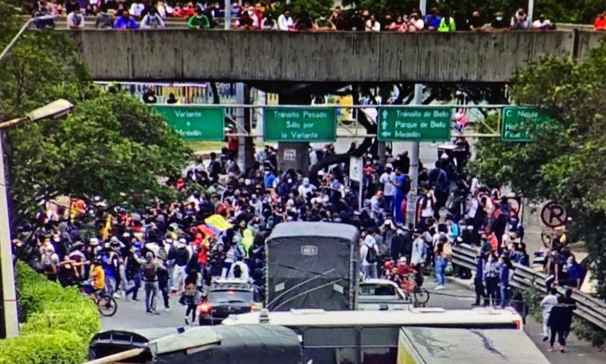 FOTOS Y VIDEOS. Una de las manifestaciones tiene colapsada la movilidad en Niquía 5 manifestaciones niquia 1 1