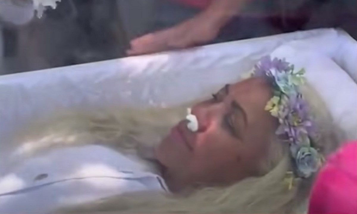 VIDEO. Mujer de 53 años fingió su propio funeral, su familia y amigos la 'lloraron' 1 mayra velorio sepelio