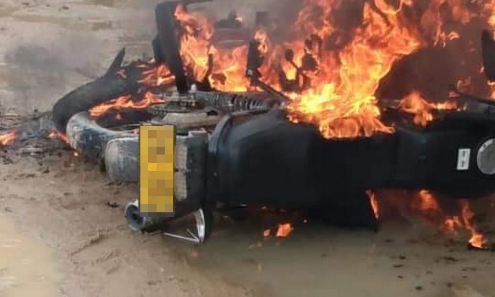 Le quemaron la moto a presunto ladrón