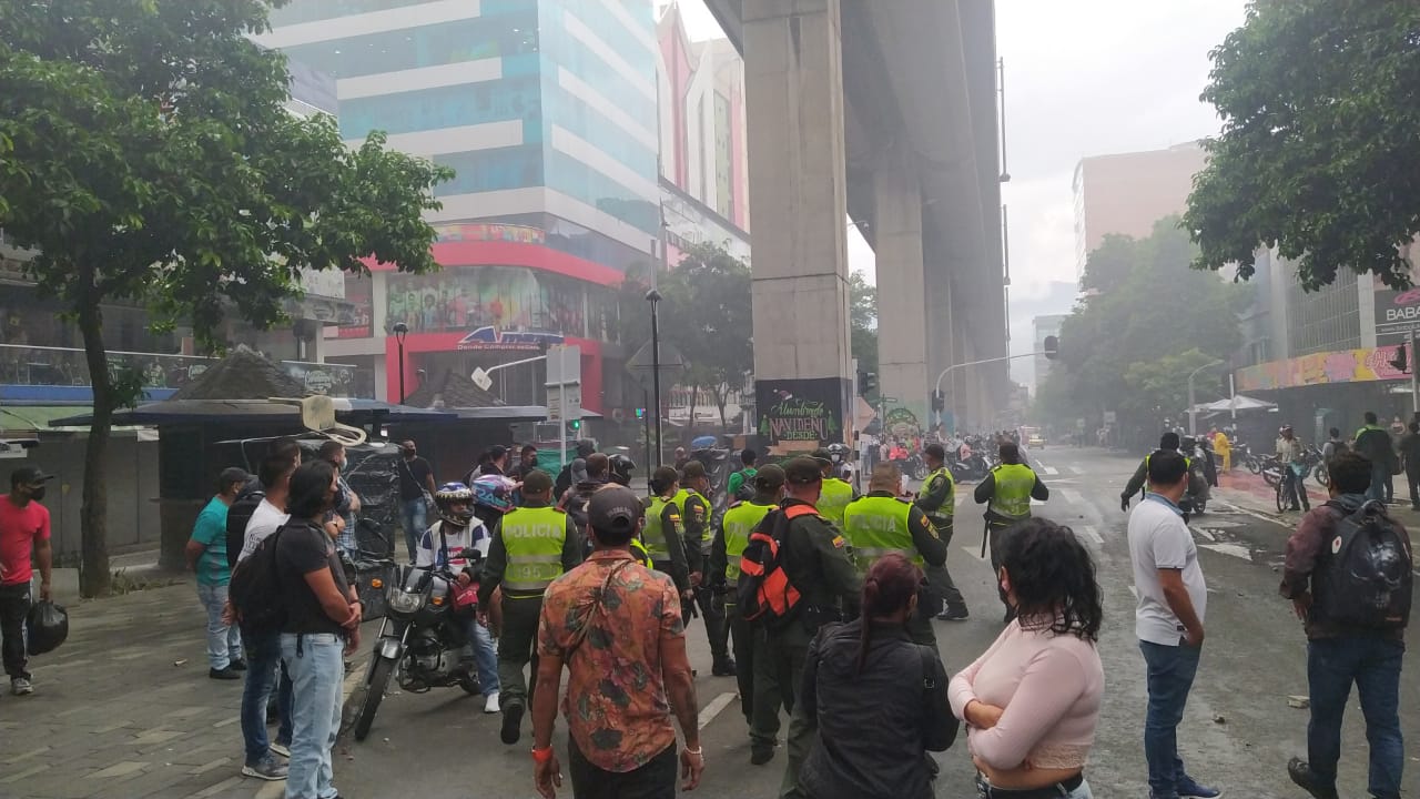 Policías de Medellín fueron agredidos en medio de las protestas del paro nacional 3 Medellín-policías