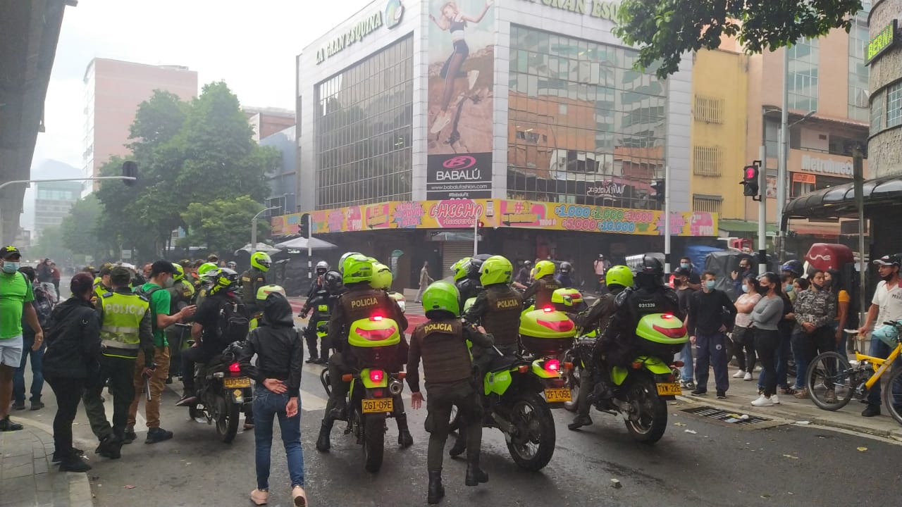 Policías de Medellín fueron agredidos en medio de las protestas del paro nacional 4 Medellín-policías
