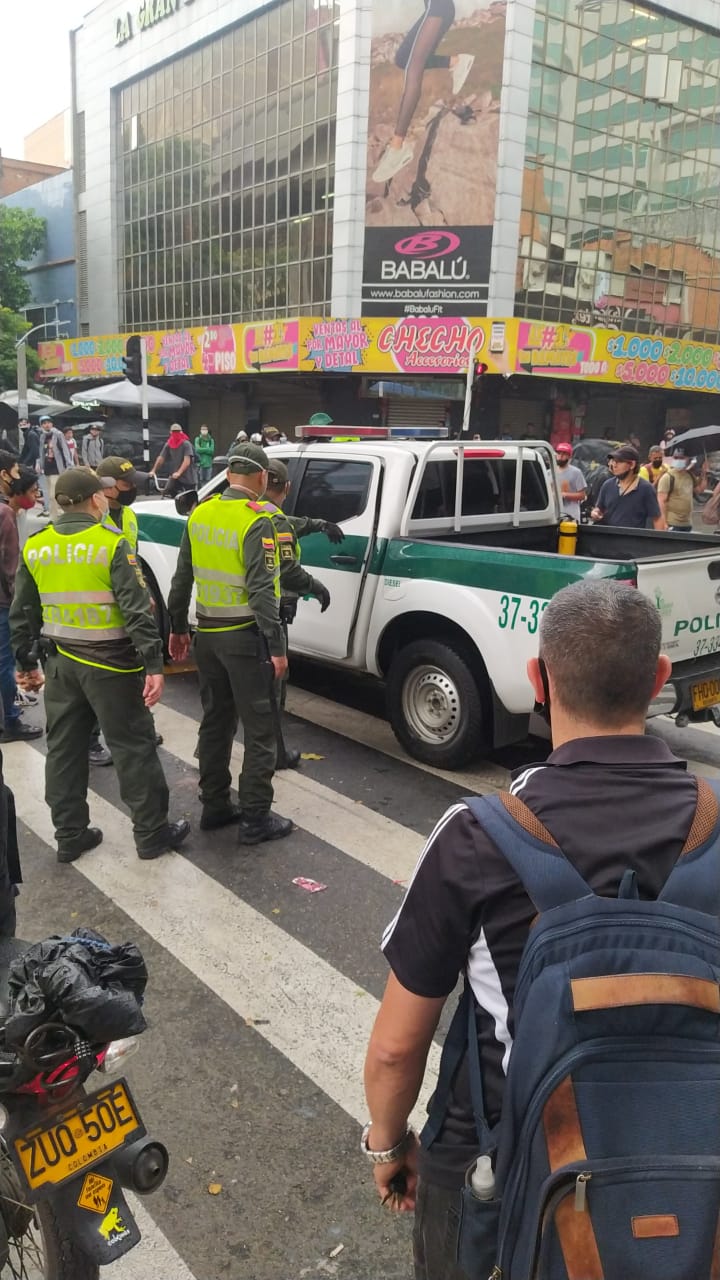 Policías de Medellín fueron agredidos en medio de las protestas del paro nacional 5 Medellín-policía