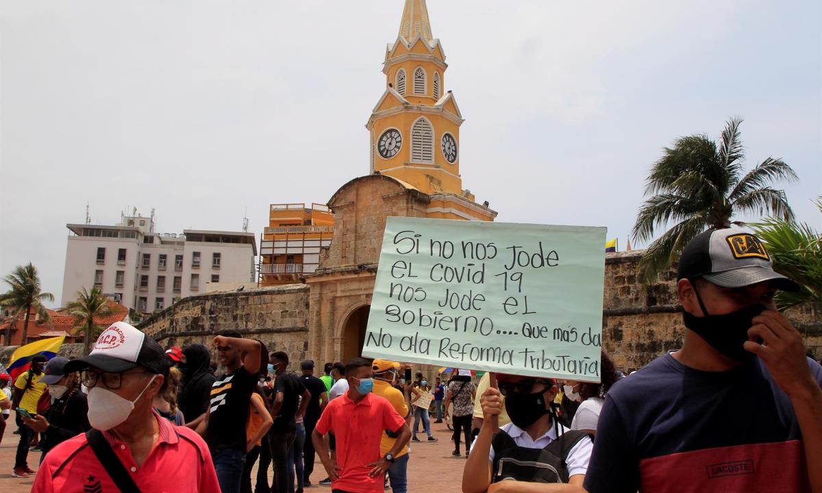Colombianos muestran en las calles su firme rechazo a la reforma tributaria 2 Cientos de manifestantes marchan hoy durante la jornada nacional de Paro, en Cartagena (Colombia). EFE/ Ricardo Maldonado Rozo