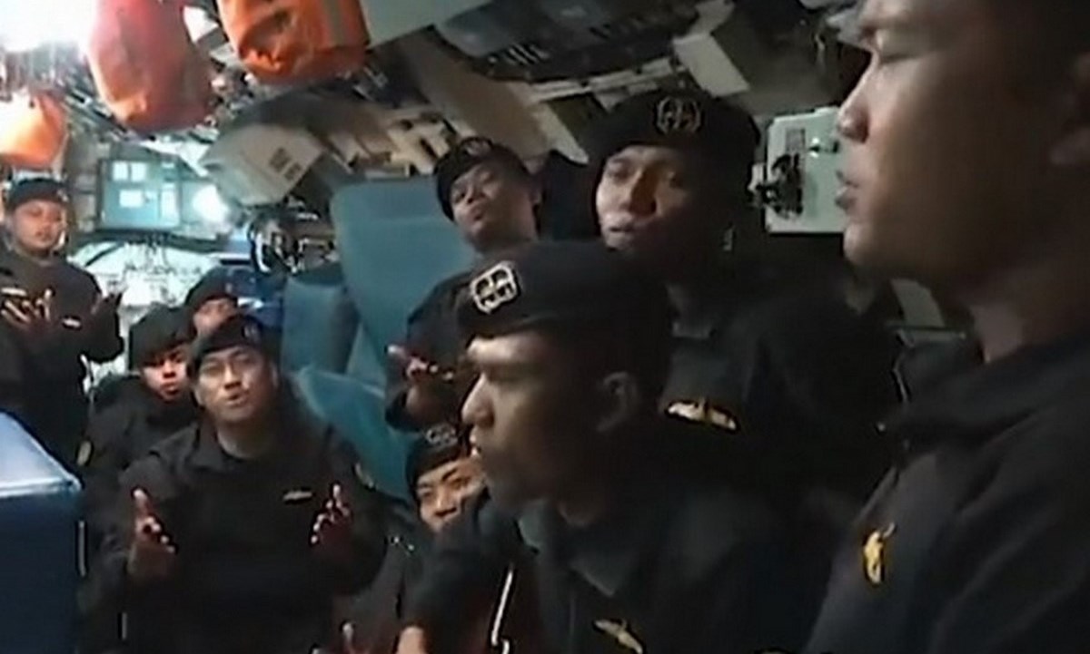 VIDEO. Salen cantando, el último momento de la tripulación del submarino que se partió en tres 7 tripulantes cantando2 submarino 1 1