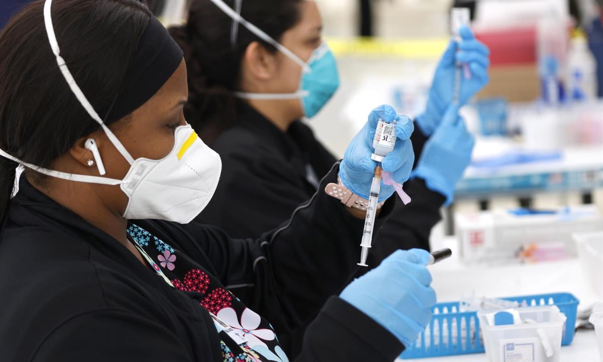 El ritmo de vacunación se ralentiza en Estados Unidos 1 Más de cinco millones de personas, casi el 8 % de los que recibieron una primera dosis de las vacunas de Pfizer o Moderna, no acudieron a sus citas para obtener la segunda- EFE/John G. Mabanglo/Archivo
