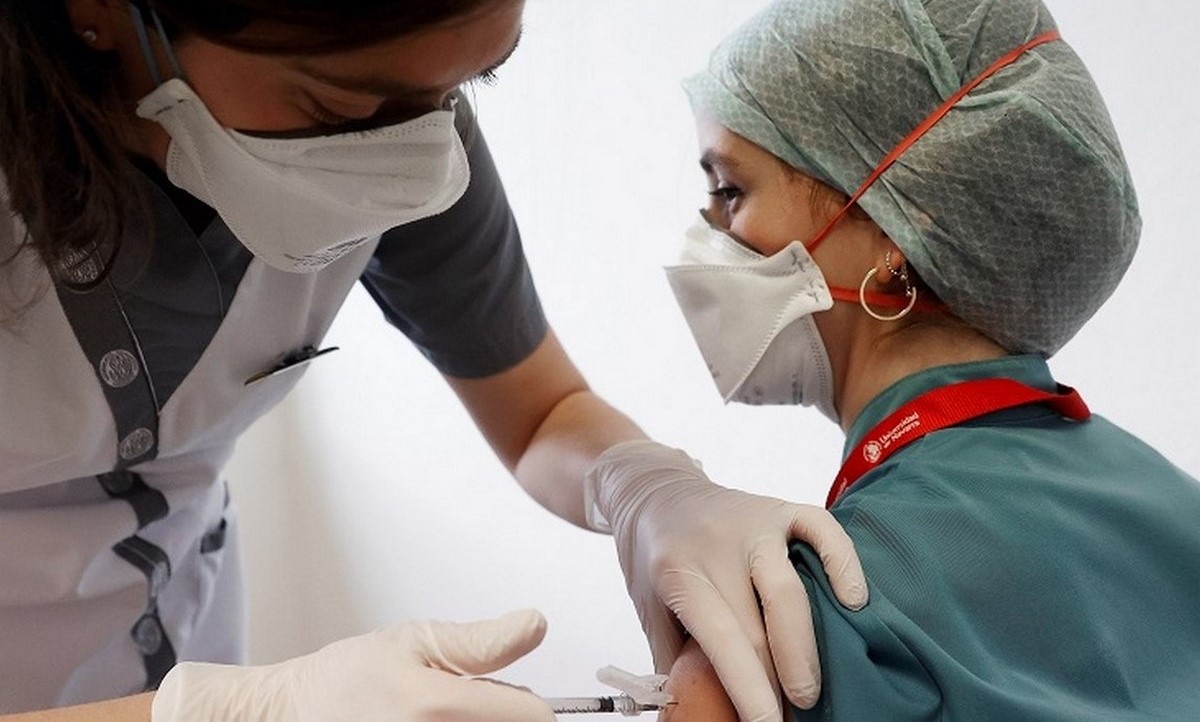 En Bogotá priorizarán la vacunación Covid al personal de segunda línea de salud 1 Vacunación priorizada en Bogotá para segunda línea de salud