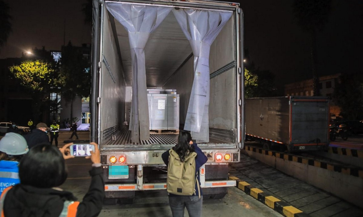 Esta madrugada llegaron a Colombia 912.000 dosis de vacunas de AstraZeneca 7 Esta madrugada llegaron a Colombia 912.000 dosis de vacunas de AstraZeneca