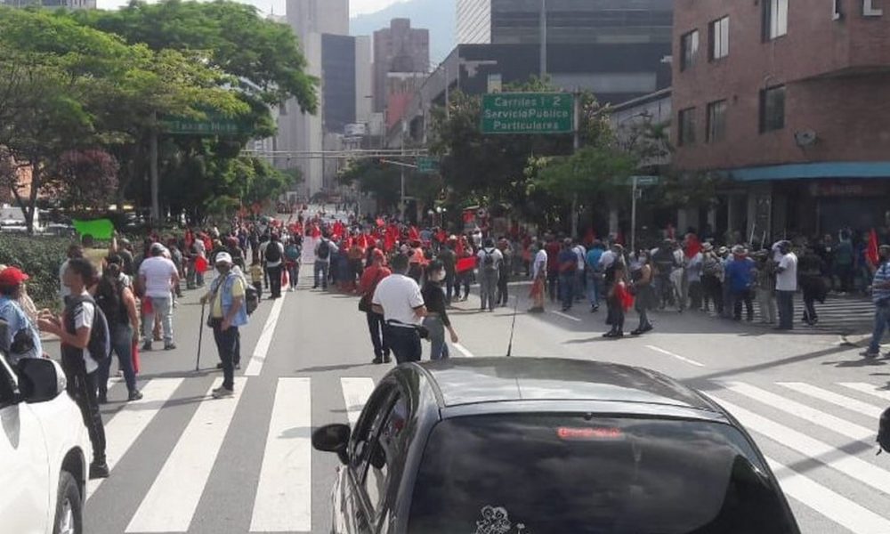 Venteros informales marchan en Medellín