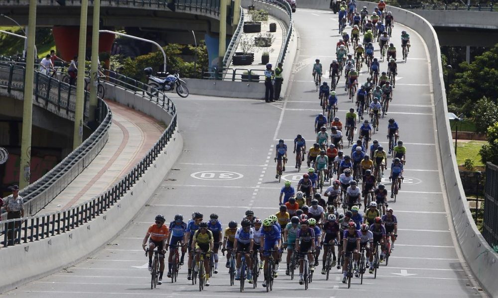 Fotografía de archivo de ciclistas que compiten durante la Vuelta a Colombia 2020. EFE/Luis Eduardo Noriega A./Archivo